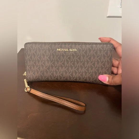 ⭐️ Authentic Michael Kors Large Logo Continental Wallet ⭐️ - Picture 3 of 6